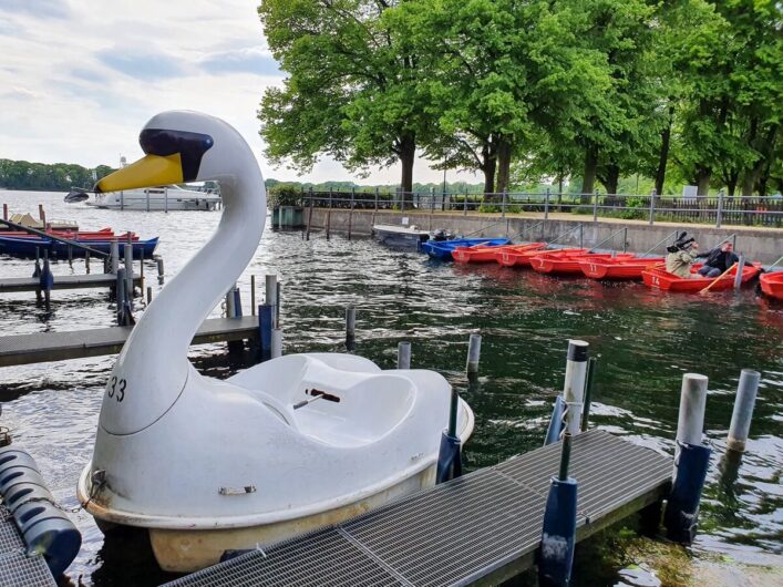 Tretboote und Ruderboote beim Bootsverleih am Tegeler See