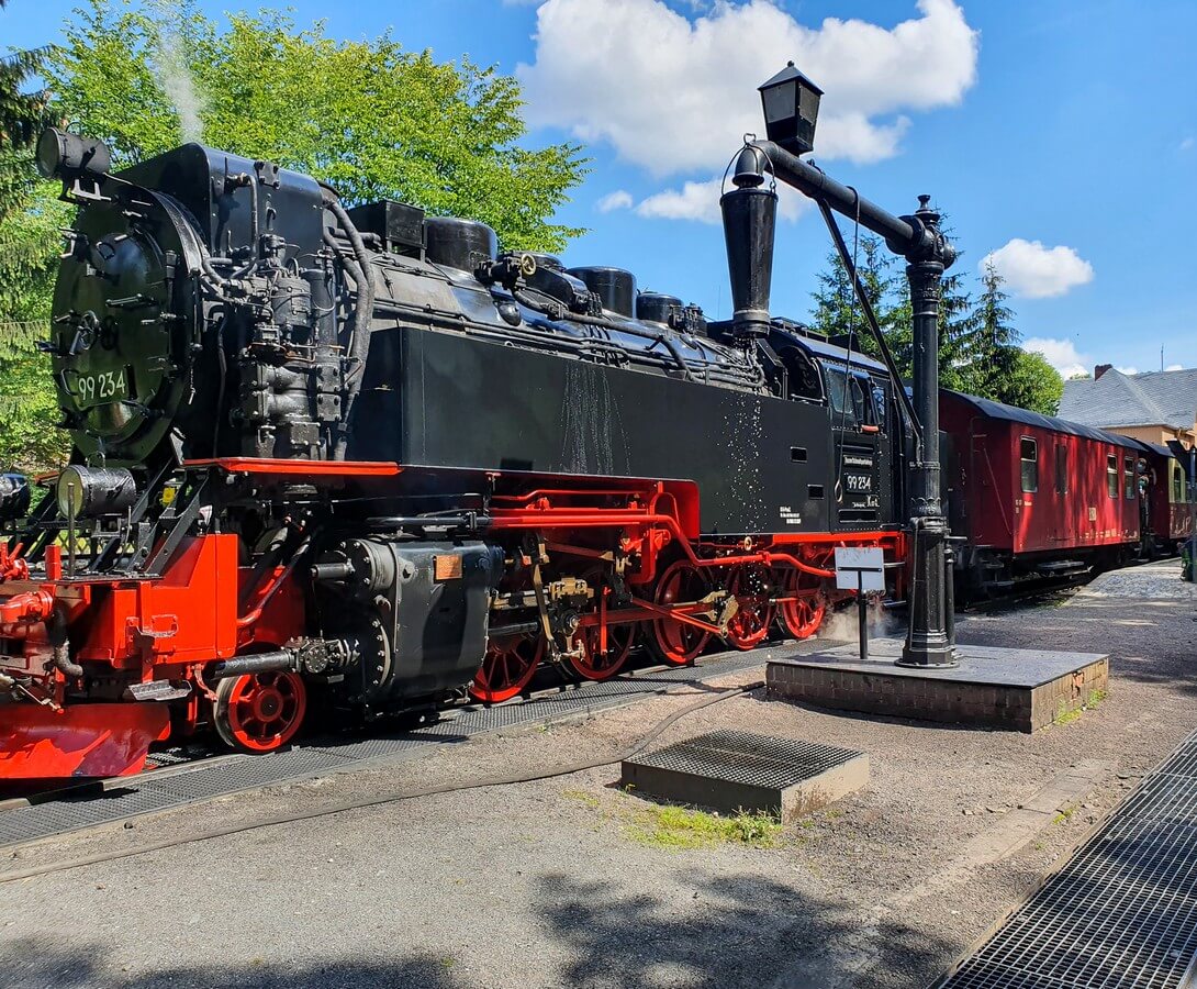 Dampflok der Brockenbahn wird mit Wasser befüllt