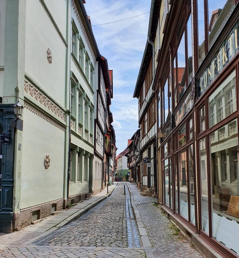 Gasse mit Fachwerkhäusern in Quedlinburg