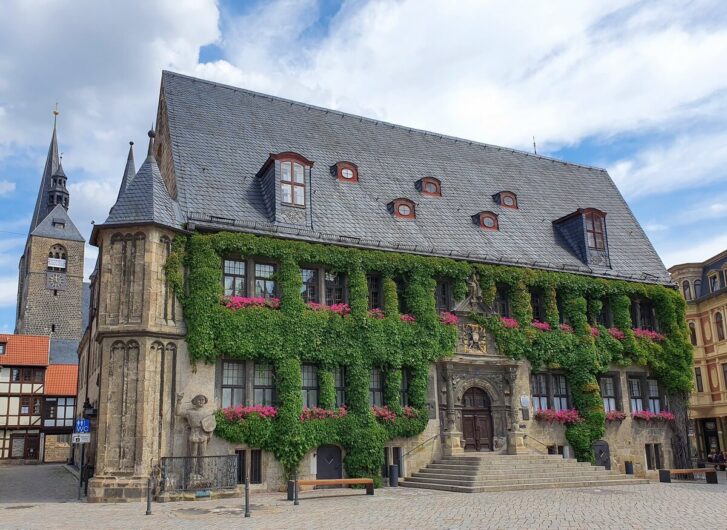 Rathaus von Quedlinburg mit Kirche im Hintergrund