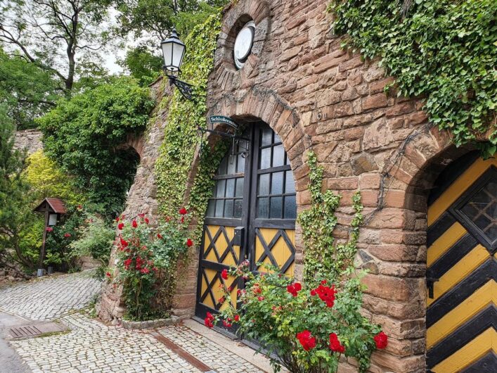 Tor an einem Gebäude auf dem Weg zum Schloss Wernigerode