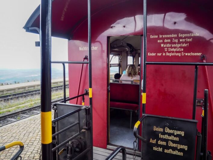 Plattform am Wagen der Brockenbahn