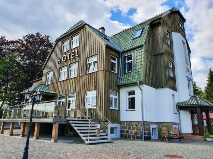 Blick auf das Waldhotel Auszeit in Tanne