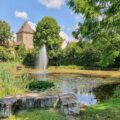 Dorfteich mit Springbrunnen vor dem Stadttor von Altdorf