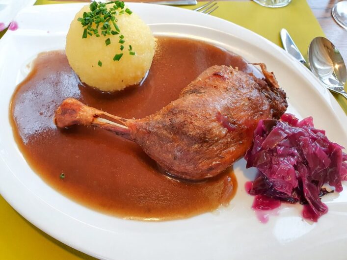 Ente mit Rotkohl und Klos