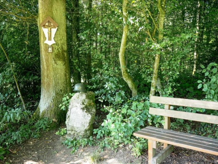 Gedenkkreuz, Helm und Bank am Wallenstein Rundweg