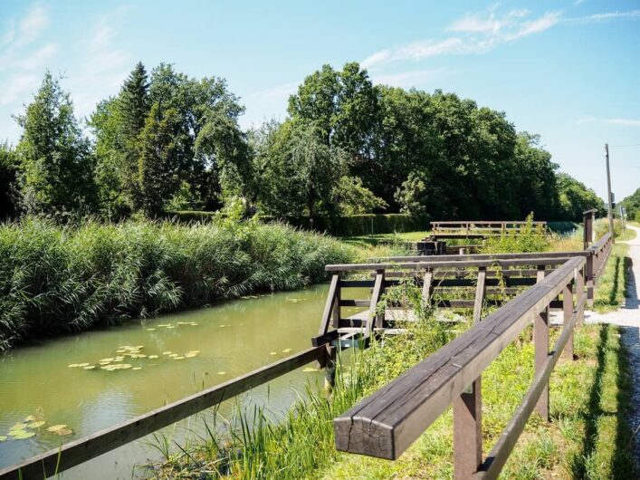 Liegeplatz des Treidelschiffs am Kanal