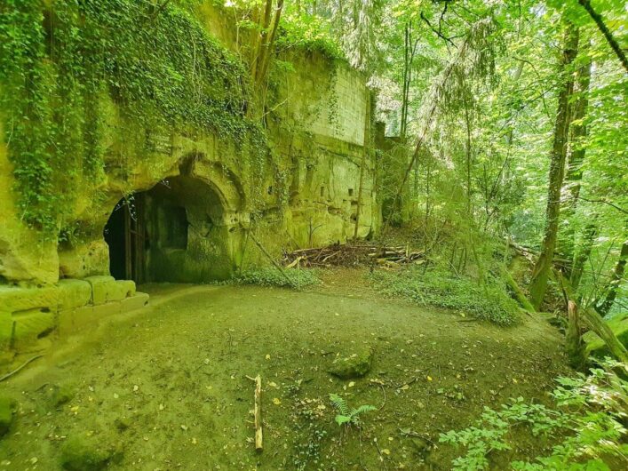 Löwengrube im Wald bei Altdorf