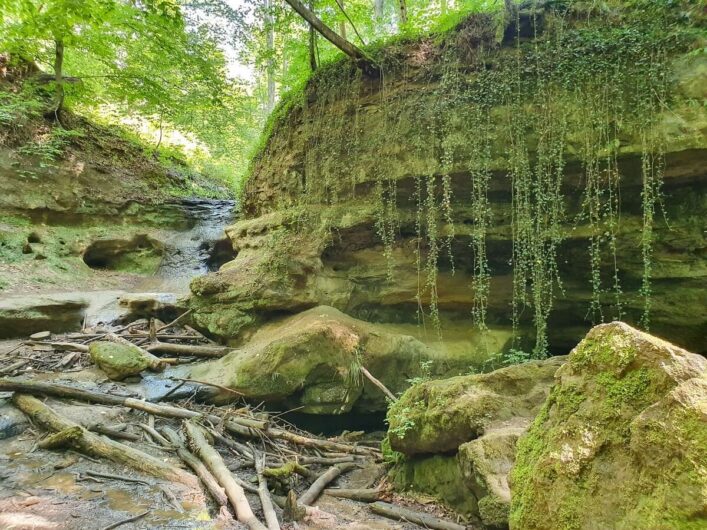 Felsformation der Teufelskirche mit Wasserfall