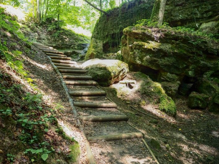 Treppe hinunter zur Teufelsschlucht im Nürnberger Land