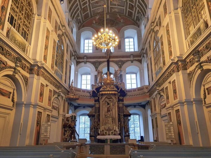 Blick auf den Altar der Schlosskirche von Schloss Neu-Augustusburg