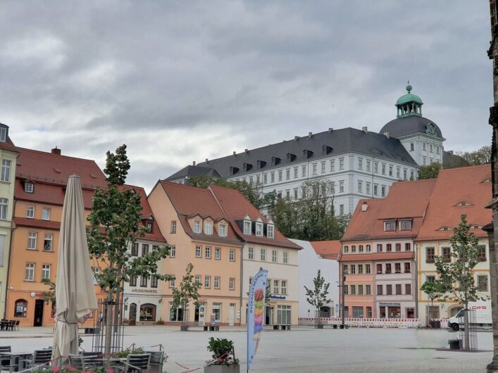 Blick vom Marktplatz der Residenzstadt Weißenfels hoch zu Schloss Neu-Augustusburg