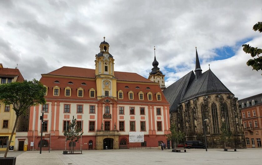 Blick auf das Rathaus und die Marienkirche am Marktplatz der Residenzstadt Weissenfels