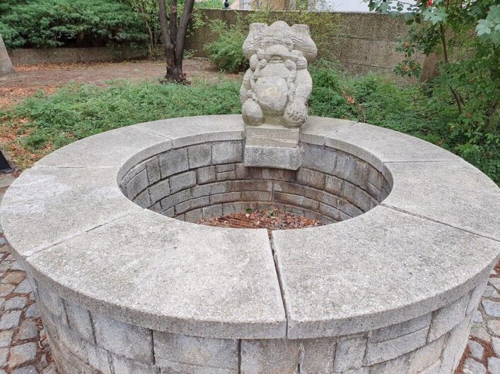 Steinbrunnen mit der steinernen Figur des Saale-Alfs