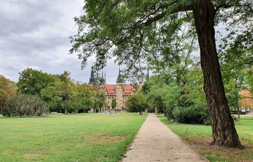 Schlosspark mit Blick auf Schloss Merseburg