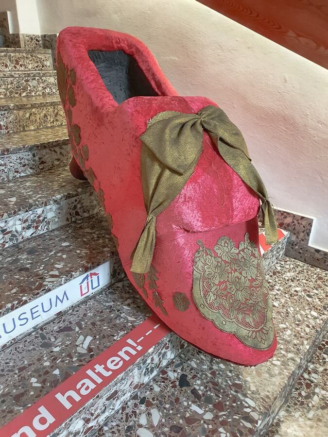 überdimensionaler Schuh auf der Treppe des Schuhmuseums