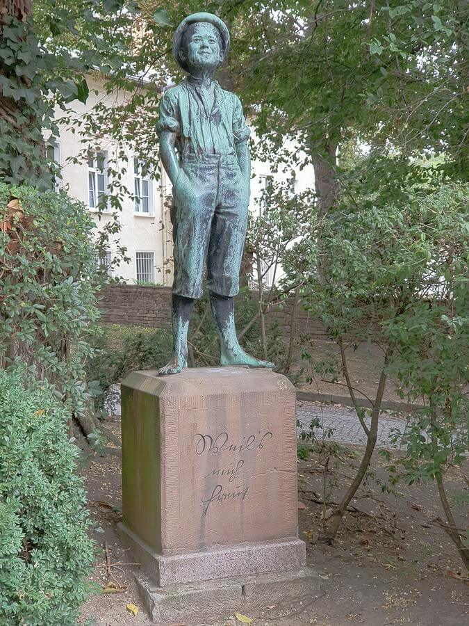 Statue des Schusterjungen im Stadtpark von Weißenfels