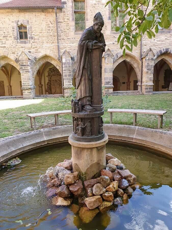 der Thietmarbrunnen im Kreuzgang des Doms