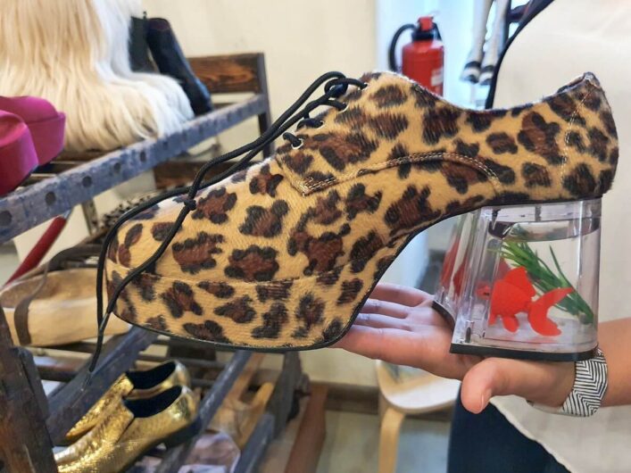 Schuh im Leopardenmuster aus dem verrückten Schuhregal