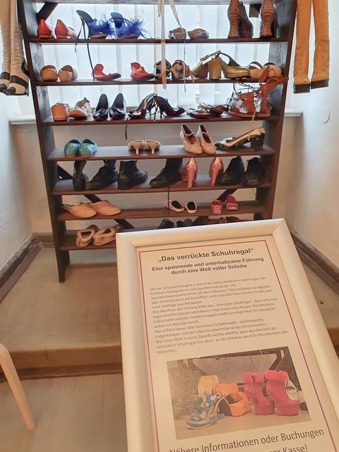 Blick auf das verrückte Schuhregal im Schuhmuseum Weißenfels