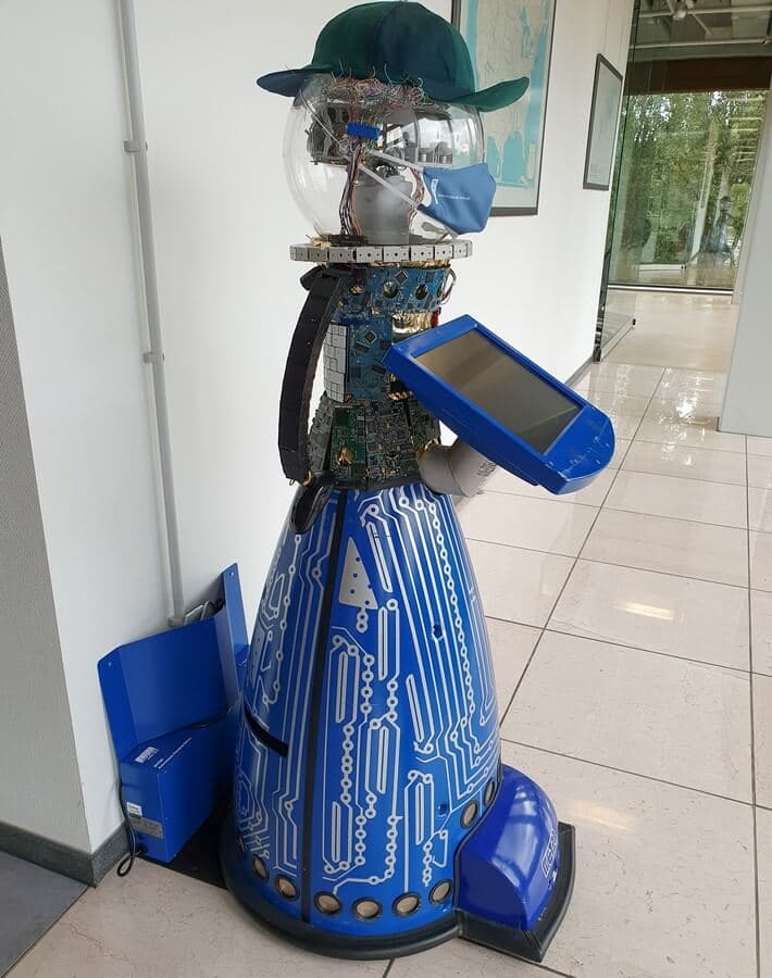 Museumsroboter Peter in seiner Ladestation