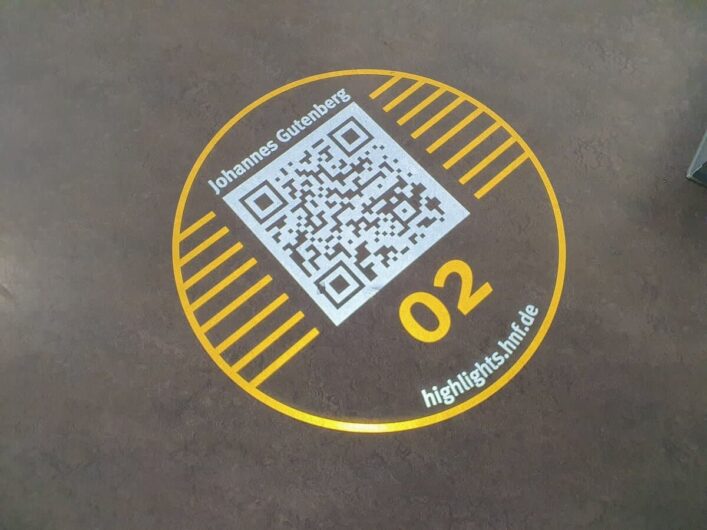 QR-Code auf dem Boden im Heinz Nixdorf Museumsforum