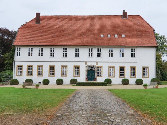 strahlend weißes Hauptgebäude von Gut Consbruch