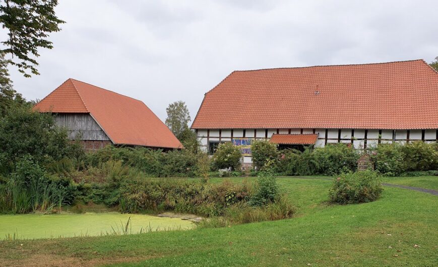 Nebengebäude und Teich von Haus Hiddenhausen