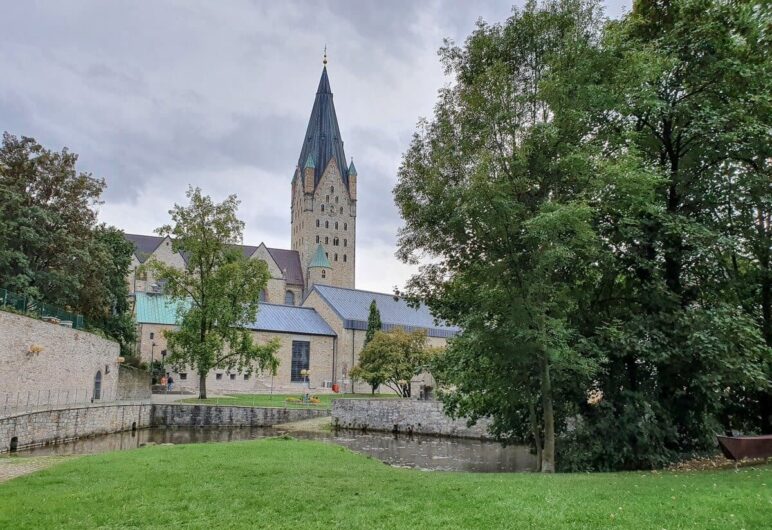 Blick vom Quellbecken der Dielenpader zum Dom