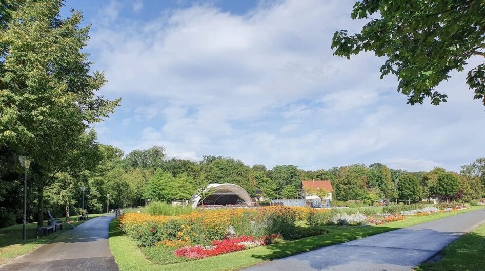 Bühne und Blütenmeer in den Gartenträumen Zeitz