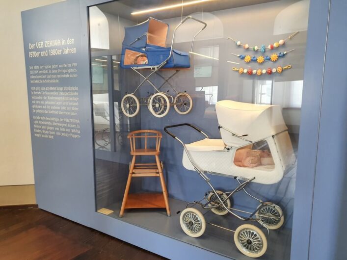 Kinderwagen mit Seitenfenster im Deutschen Kinderwagenmuseum