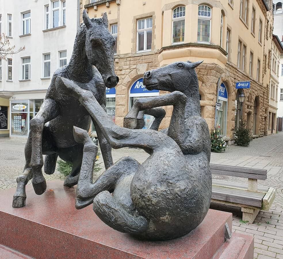 Skulptur aus spielenden Pferden am Rossmarkt
