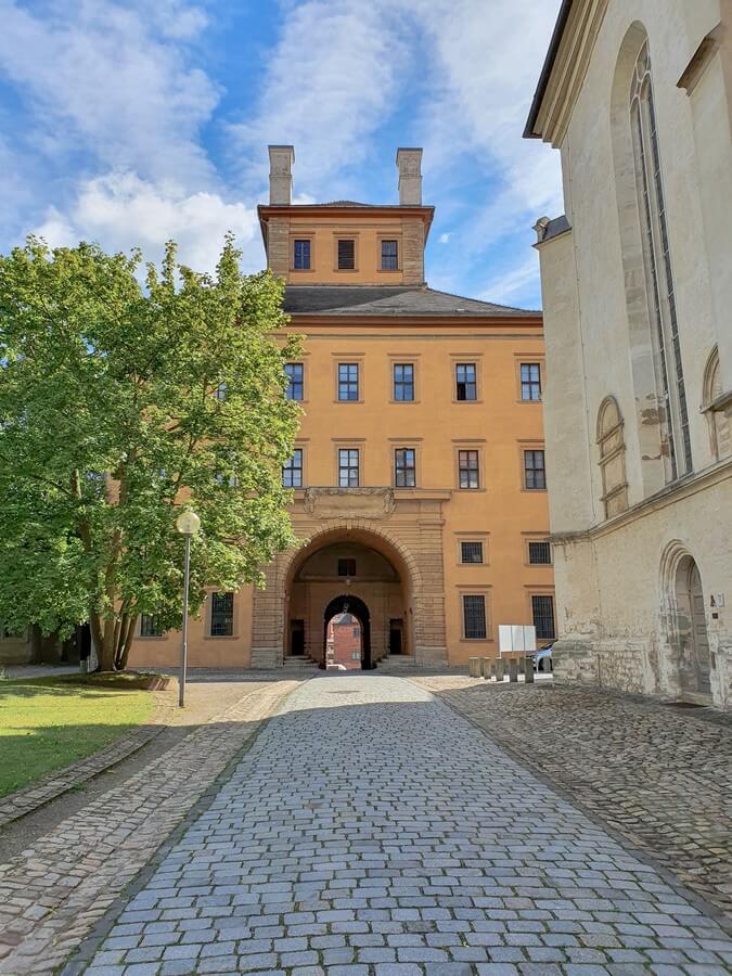 Blick auf das Torhaus von Schloss Moritzburg