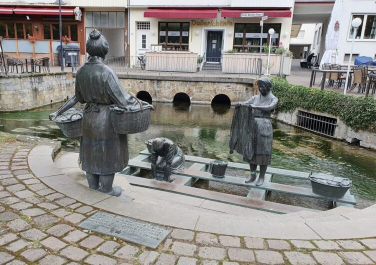 Skulptur der Waschfrauen an der Warmen Pader