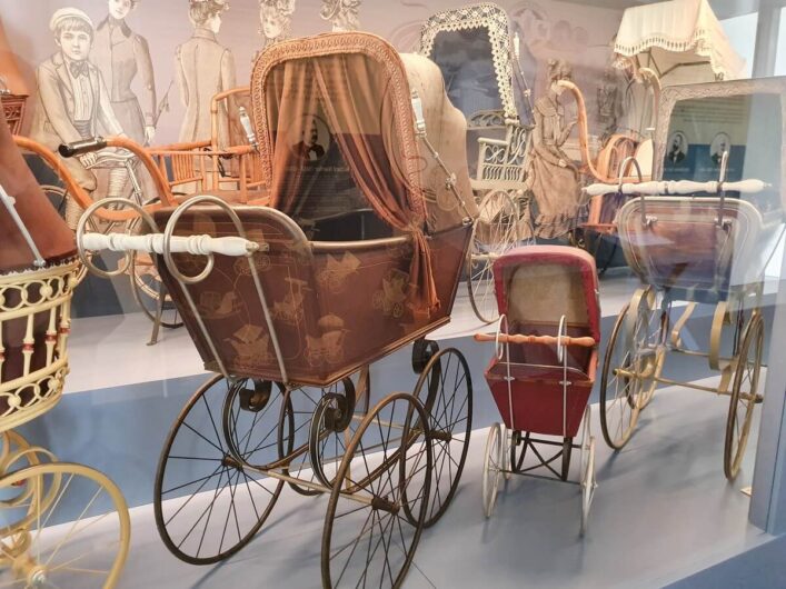 historische Kinderwagen im Zeitzer Kinderwagenmuseum