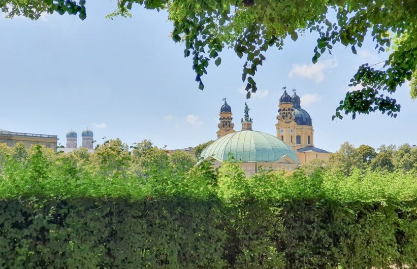 Blick aus dem Residenzgarten auf die Theatinerkirche