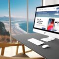 Finanzplattform Iban Wallet auf Desktop und Blick aufs Meer