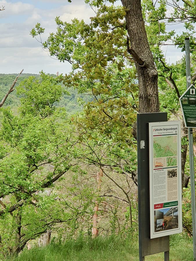 Hinweistafel am Thüringer Blick des Gipfelstürmerwegs