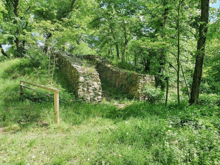 Reste der Grundmauern der Ruine von Burg Malchow