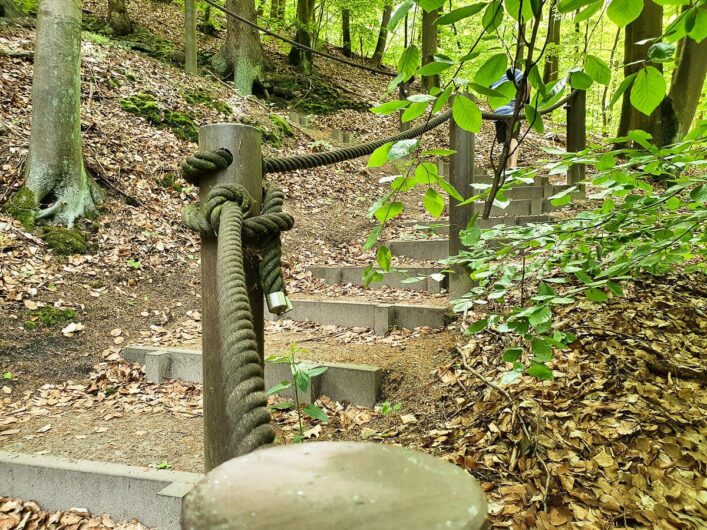 Stufen hoch zur Brunnenkapelle