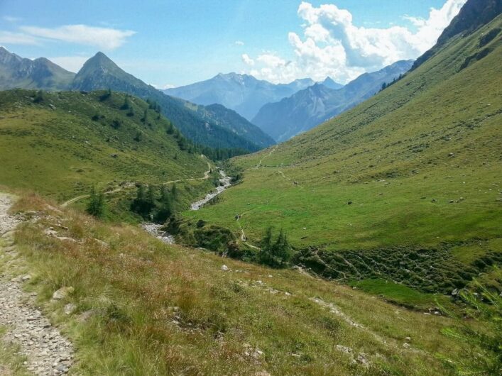 Abstieg vom Erlebnisbergwerk Schneeberg über den Hauptweg mit herrlichem Ausblick über die Berge