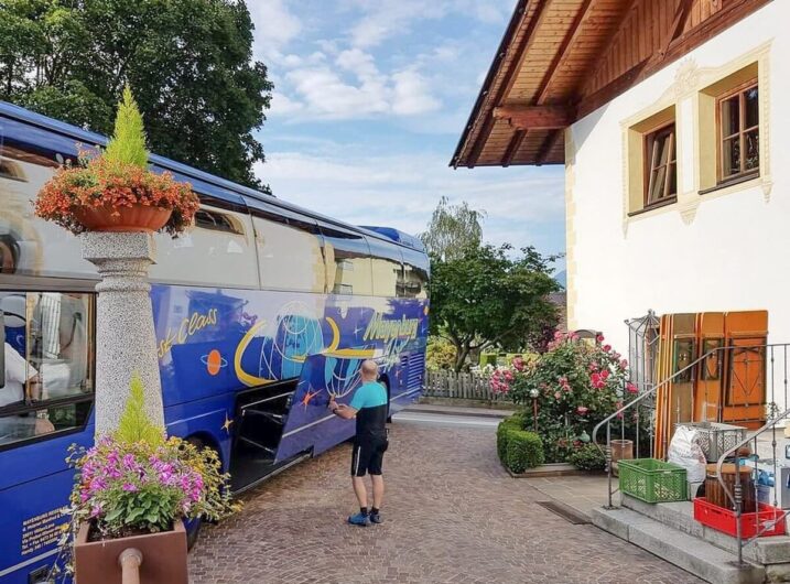 Ausflugsbus vor dem Hotel Sunnwies