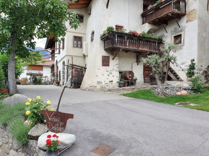 Blick auf den Torgglerhof Schenna