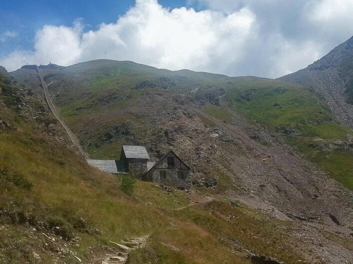 Gebäude in Seemos am Beginn des Transportwegs hinauf zum Erlebnisbergwerk Schneeberg