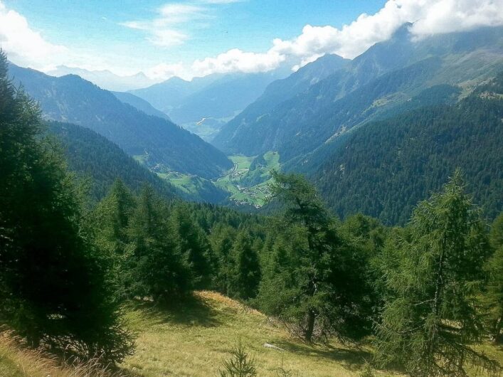 Blick von oben hinunter nach Moos im Passeiertal