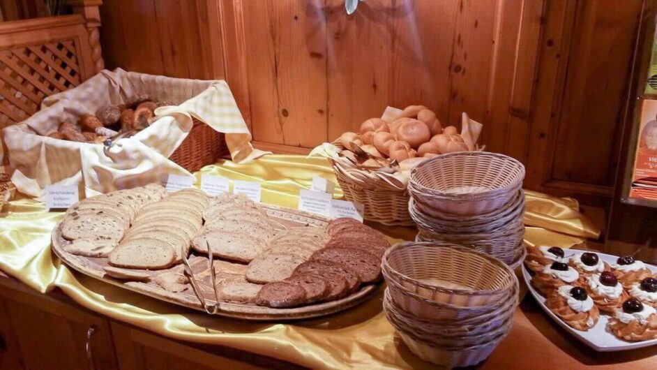 Brotauswahl auf dem Frühstücksbuffet