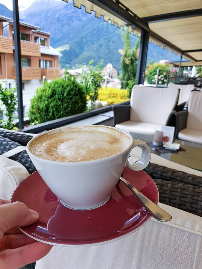 Cappuccino auf der Hotelterrasse