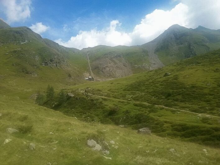 von weitem wird das Erlebnisbergwerk Schneeberg oben am Berg und Seemos unten sichtbar