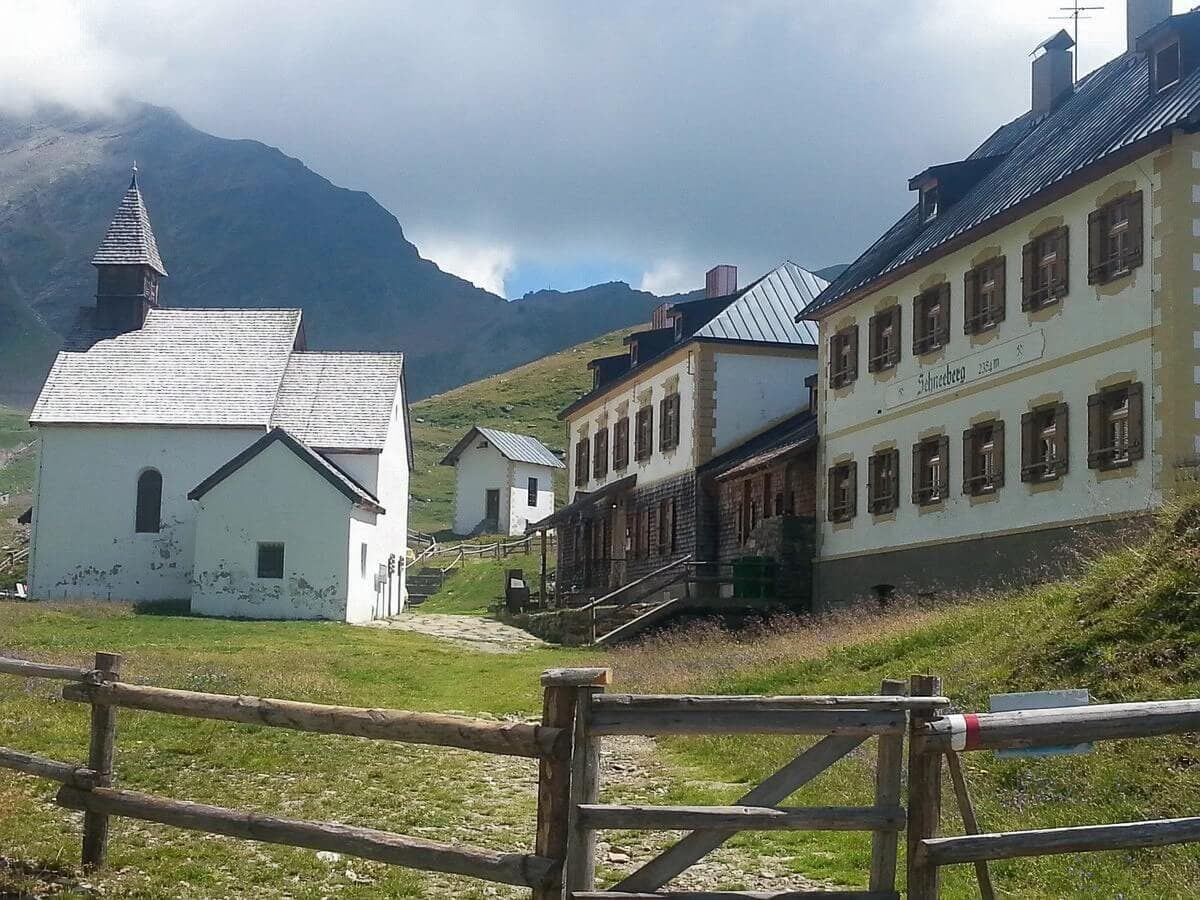 Schutzhütte Schneeberg und kleine Kapelle