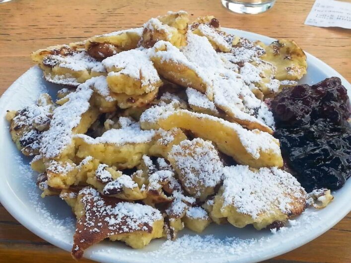 Kaiserschmarrn mit Preiselbeermarmelade in der Schutzhütte Schneeberg